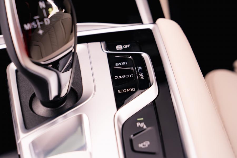 Детали интерьера BMW 750i xDrive M Sport (G11) 2019 года  (UK) (фото 11 из 34)